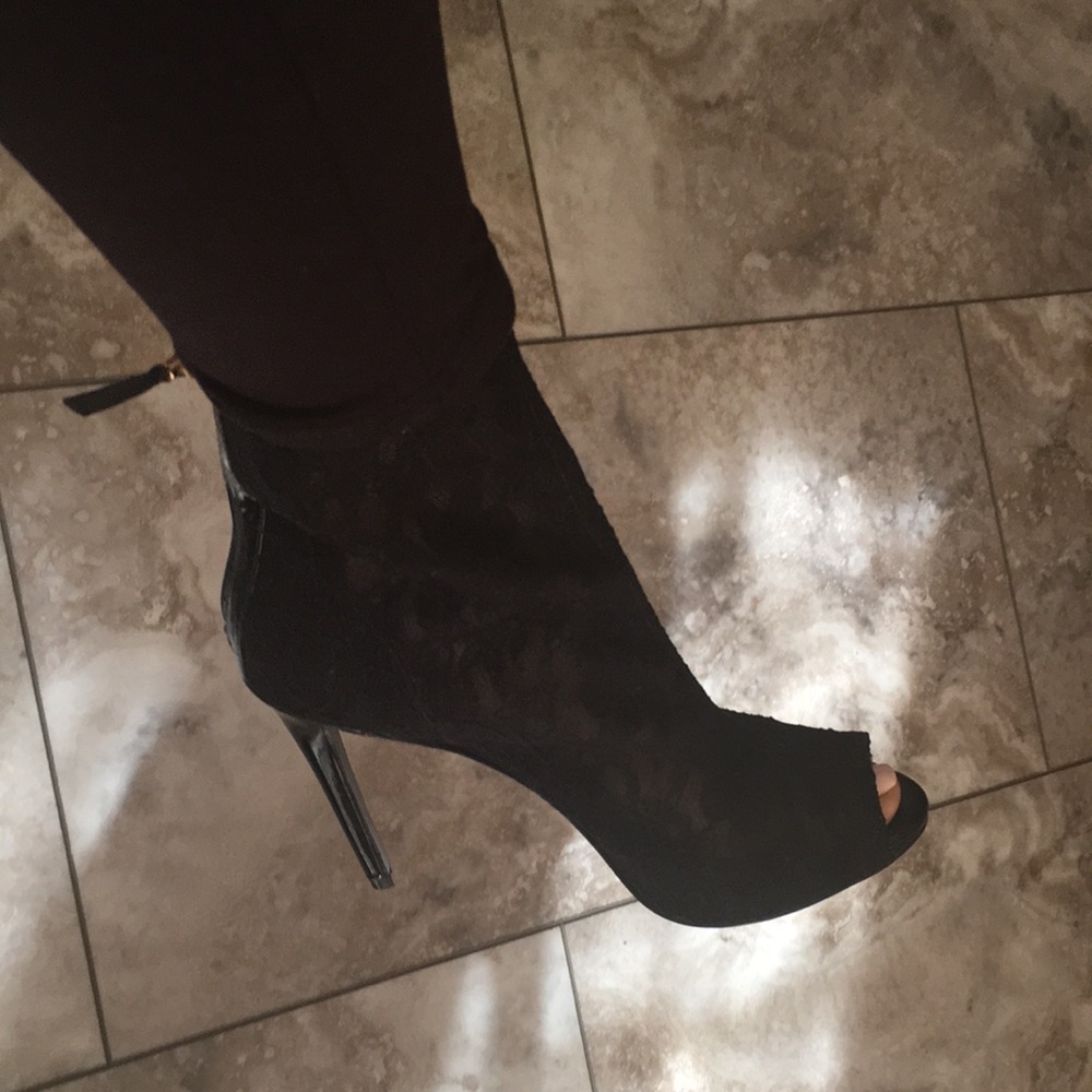 GUESS NWT BLACK LACE ARAYA PEEP TOE BOOTIES SIZE 9 - Picture 4 of 10